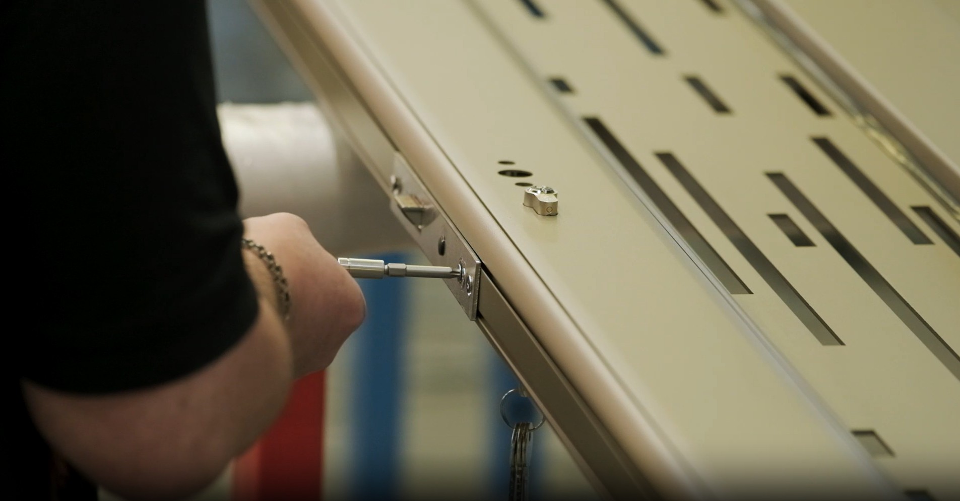 Vissage d'une gache sur un portail design MyDoorling haut de gamme prix d'usine