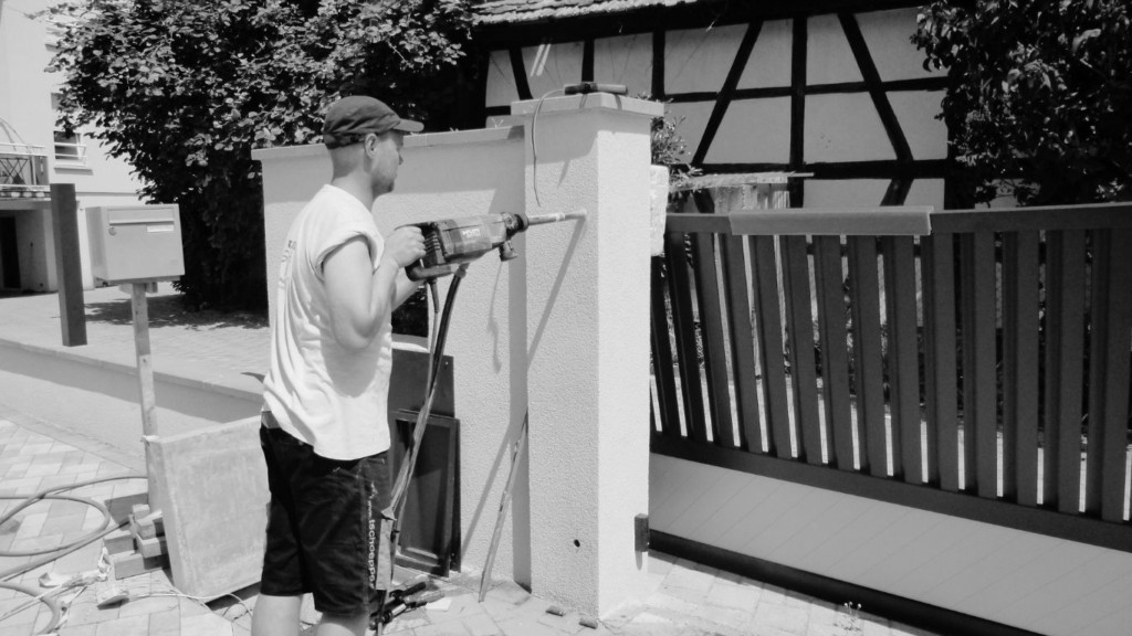 image d'installation d'un portail haut de gamme à prix d'usine MyDoorling sur maçonnerie portail par un particulier