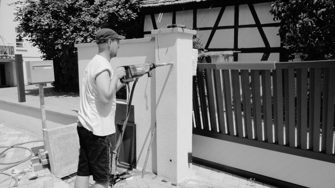 image d'installation d'un portail haut de gamme à prix d'usine MyDoorling sur maçonnerie portail par un particulier