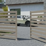 Portail en aluminium battant ajouré Neva entrouvert de couleur gris beige MyDoorling haut de gamme prix d'usine