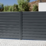 Portail deux battants sur mesure aluminium modèle Atlas couleur Gris Anthracite sans cadre à lames persiennes horizontales haut de gamme prix usine MyDoorling