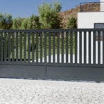 Portail coulissant avec cadre et lames verticales ajourées sur mesure en aluminium alu modèle Denali Gris Aluminium haut de gamme prix usine