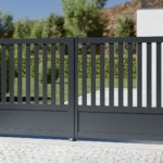 Portail deux battants avec cadre et lames verticales ajourées sur mesure en aluminium alu modèle Denali Gris Anthracite haut de gamme prix usine