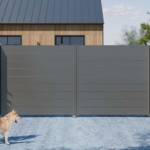 Portail deux battants sur mesure aluminium modèle Fuji couleur Gris Aluminium sans cadre à lames horizontales haut de gamme prix usine MyDoorling avec homme devant promenant son chien