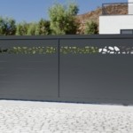 Portail coulissant plein avec cadre à lames horizontales et lame décorative Gris Anthracite sur mesure en aluminium alu modèle ETNA haut de gamme prix usine