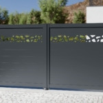 Portail 2 battants plein avec cadre à lames horizontales et lame décorative sur mesure en aluminium alu modèle Etna Gris Anthracite haut de gamme prix usine