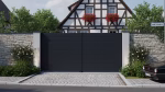 Portail 2 battants plein sans cadre avec lames horizontales sur mesure en aluminium alu modèle Fuji devant une maison alsacienne on voit une voiture garée haut de gamme prix usine