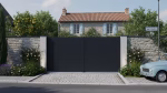 Portail 2 battants plein sans cadre avec lames horizontales sur mesure en aluminium alu modèle Fuji devant une maison française on voit une voiture garée haut de gamme prix usine