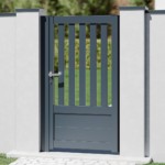 Portillon aluminium Gris anthracite sur mesure modèle Denali avec cadre et à lames verticales ajourées - Haut de Gamme prix usine