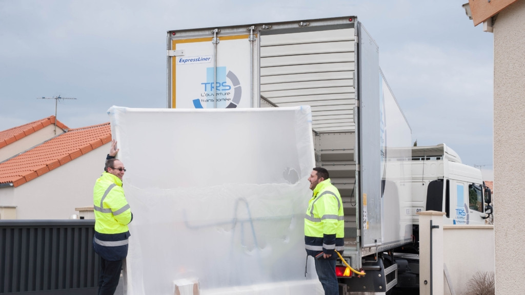 Livraison portail sur mesure haut de gamme prix usine 2 livreurs camion TRS specialisé